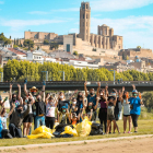 Foto de familia de los participantes en la recogida de basura en la canalización.