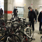 Ciudadanos ayer en la comisaría, donde se exponen hasta el viernes un centenar de bicis robadas.
