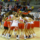Las jugadoras del CB Lleida celebran el triunfo sobre el Sant Adrià y el acceso a la final del torneo.