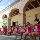 Niños con mascarilla en un ‘casal’ del pasado verano. 