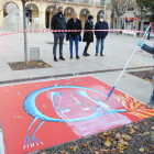 Gubianas terminó ayer las pinturas con las que ha decorado las plazas del centro de la capital del Pla.