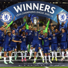 Los jugadores del Chelsea celebran eufóricos la conquista de la segunda Champions League de su historia.