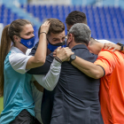 Roger Lamesa es consolado por parte de su staff tras estallar en lágrimas al finalizar el partido. 