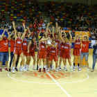 Les jugadores del CB Lleida celebren sobre la pista el títol de campiones de Catalunya.