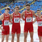 L’atleta lleidatà Bernat Erta, a l’esquerra, al costat dels seus companys del relleu 4x400.