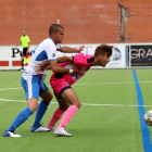 Un jugador del Solsona protegeix la pilota davant del marcatge d’un del Mollerussa.