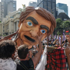 Manifestantes sostienen una cabeza gigante que representa al presidente de Brasil Jair Bolsonaro en la protesta en Río de Janeiro. 