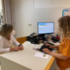 Una infermera de l'ABS Alt Urgell Sud (CAP Oliana) emet un pla de medicació a una pacient.