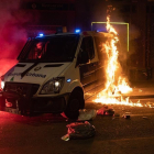 Encapuchados lanzaron cócteles molotov contra un furgón de la Guardia Urbana de Barcelona con un agente dentro. 