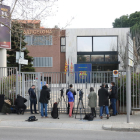 Imagen de la entrada de las oficinas del Barça en el Camp Nou con varios periodistas esperando.