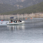 Turistas procedentes de Tarragona y Reus navegando por el pantano de Canelles, junto al congosto de Mont-rebei, ahora cerrado.