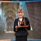 La presentadora lleidatana Mari Pau Huguet posa amb el trofeu que va rebre en nom de la Seu Vella.