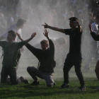 Imagen de jóvenes belgas durante el enfrentamiento con policías.