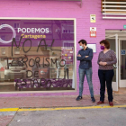 La fachada de la sede de Podemos en Cartagena muestra la pintada y los restos del cóctel molotov.