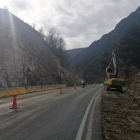 Imatge de la carretera C-13 entre Llavorsí i Rialp, ja lliure de roques.