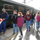 Un grupo de viajeros antes de subir al tren histórico en la estación de Lleida Pirineus en su primer trayecto de la temporada. 