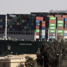 El portacontenedores Ever Given, causante del atasco en el Canal de Suez la semana pasada.