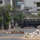 Patrullas de militares birmanos por las calles de Rangún.