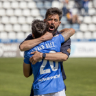 Molo se abraza con Álvaro González al final del partido.