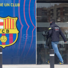 Un agent entra dilluns passat a les instal·lacions del FC Barcelona.