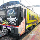 Imatge d’arxiu d’un tren afectat per grafitis a l’estació de Cervera.