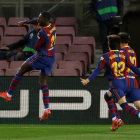 Dembélé celebra el gol que daba la victoria  junto a Messi y Puig.