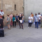 Membres de la FAV i de l’associació Turó de Gardeny, protestant ahir a la plaça Paeria.
