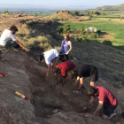 Algunos de los alumnos de la campaña arqueológica de verano de la UdL, ayer en Gebut, en Soses.