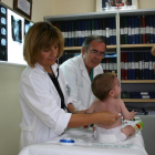 Imagen de archivo de un bebé en una consulta pediátrica. 