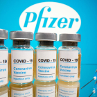 Viales con la etiqueta de la vacuna contra el coronavirus de Pfizer.