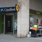 La oficina de Bankia situada en el número 116 de la Rambla del Poblenou de Barcelona, poco después de que los operarios completaran parte de los trabajos para cambiar la marca a CaixaBank.