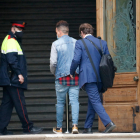 Uno de los acusados en el juicio por la violación múltiple a una chica en Sabadell accediendo a la Audiencia de Barcelona