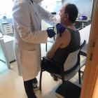 Vacunació ahir a Alcoletge a una persona d’entre 70 i 79 anys.