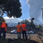 Técnicos midiendo la emisión de dióxido de azufre del volcán, ayer.