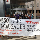 Concentración de apoyo a los dos jóvenes ayer en el Canyeret. 