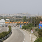 Imagen reciente del peaje de la autopista AP-2 en Lleida con la ciudad al fondo.