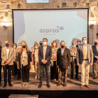 Los 12 miembros del primer Consell Assessor de Aspros, junto a las autoridades que asistieron al acto de presentación ayer en la Seu Vella.