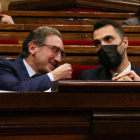 Els consellers Jaume Giró i Roger Torrent, durant el ple al Parlament.