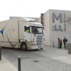 El director del Museu de Lleida, Josep Giralt (a la izquierda), ‘acompañó’ el arte hasta el último momento, hasta la partida del camión.