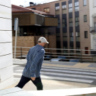 El monitor del Instituto Gili i Gaya de Lleida acusado de enviar fotos eróticas a dos alumnas saliendo de los juzgados corriendo, después de aceptar 1 año de prisión.