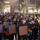 Los manifestantes, convocados por Dones a Escena, llenaron ayer por la tarde la plaza Paeria para visibilizar los casos de abusos en el Aula. 