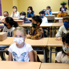 Imatge d'arxiu d'una aula amb tots els alumnes amb mascareta a l'escola de Salardú, a la Val d'Aran.