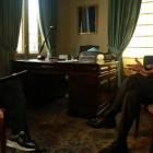 La periodista Anna Bosch, durante la entrevista al profesor Josep M. Colomer.