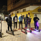 Diversos usuaris de patinets, ahir a Lleida.
