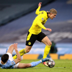 Haaland, del Borussia Dortmund, supera Ruben Dias, del City, en una acció del partit d’ahir.
