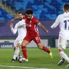 El delantero egipcio del Liverpool, Salah, intenta avanzar ante Nacho y Lucas Vázquez.