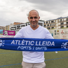 Josep Maria Turull posa amb una bufanda del seu nou club, l’Atlètic Lleida.