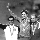 Llopart, a l’esquerra, amb la medalla a Moscou’80.
