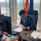 El vicepresident Aragonès, ahir, firmant la convocatòria del ple de constitució del Parlament.