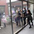 Dos pares i una professora del Frederic Godàs intenten obrir la porta que el col·legi demana canviar.